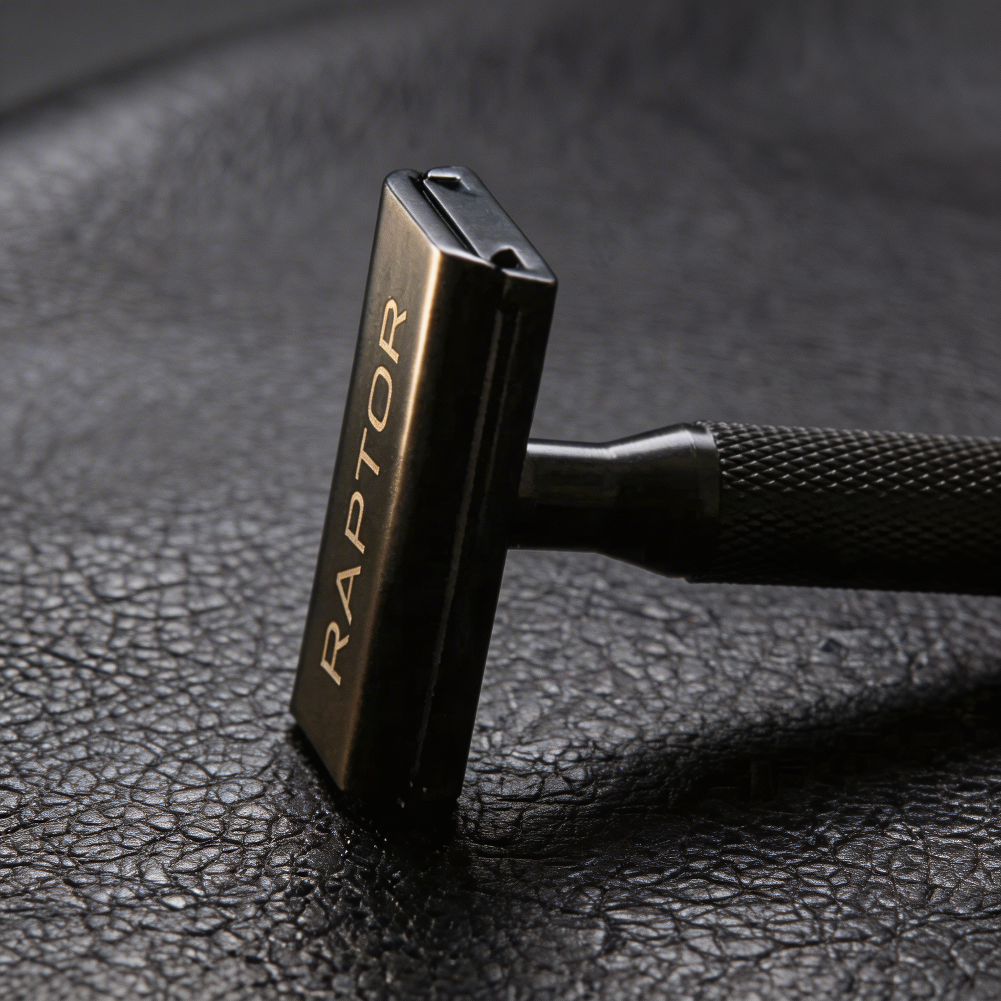 A perfectly exposed blade for a smooth and safe shave